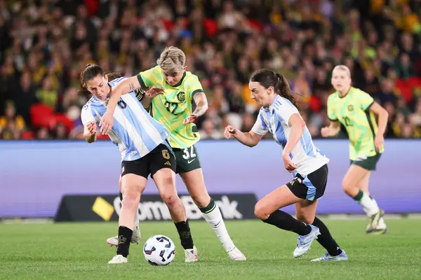 Avustralyalı Michelle Heyman 30 Mayıs 2025 tarihinde Marvel Stadyumu 'nda Avustralyalı Matildas ile Arjantin arasında oynanan uluslararası dostluk karşılaşmasında Arjantinli Sophia Braun ile top için yarışıyor.