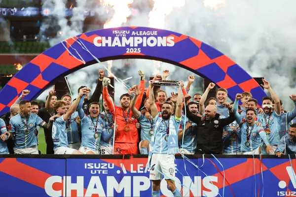 Melbourne City ve Aziz Behich, 31 Mayıs 2025 tarihinde Melbourne, Avustralya 'da Melbourne City ve Melbourne Victory arasında oynanan A-League Erkekler Grand Final maçını kutladılar..