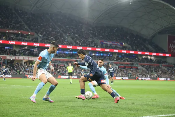 Melbourne Victory 'den Daniel Arzani, Melbourne City ile Melbourne City arasındaki 31 Mayıs 2025' te Melbourne Park 'ta oynanan A-League Erkekler Grand Final karşılaşmasında Melbourne City' li Marco Tilo 'yu yendi..