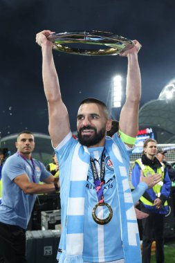 MELBOURNE, AUSTRALIA - 31 Mayıs: Melbourne City 'li Aziz Behich Melbourne City ile Melbourne City arasındaki A-League Erkekler Grand Final maçını kazandıktan sonra 31 Mayıs 2025' te, Avustralya 'nın Melbourne kentinde.