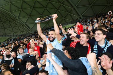 MELBOURNE, AUSTRALIA - 31 Mayıs 2025 'te Melbourne, Avustralya' da Melbourne City ile Melbourne City arasındaki A-League Erkekler Grand Final maçını kazandıktan sonra hayranları ile Aziz Behich.