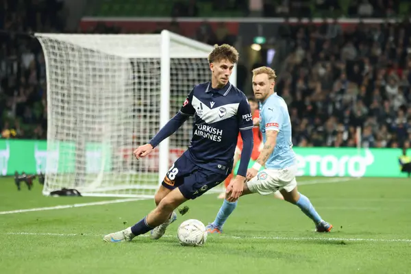 Melbourne Victory 'den Kasey Bos, Melbourne City' den Nathaniel Caleb Atkinson ile 31 Mayıs 2025 'te Melbourne, Avustralya' daki AAMI Park 'ta oynanan A-League Men Grand Final maçında top için mücadele etmektedir..