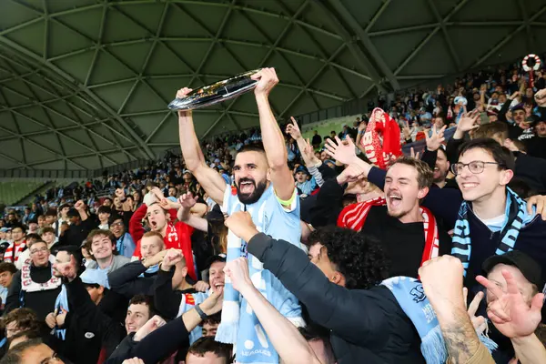 MELBOURNE, AUSTRALIA - 31 Mayıs 2025 'te Melbourne, Avustralya' da Melbourne City ile Melbourne City arasındaki A-League Erkekler Grand Final maçını kazandıktan sonra hayranları ile Aziz Behich.