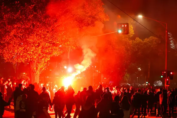 MELBOURNE, AUSTRALIA - 31 Mayıs: Melbourne Victory taraftarları 31 Mayıs 2025 tarihinde Melbourne, Avustralya 'da Melbourne City ile Melbourne Victory arasında oynanan A-League Mens Grand Final karşılaşması öncesinde Swan St ve Olympic Bulvarı' na yürüdüler..