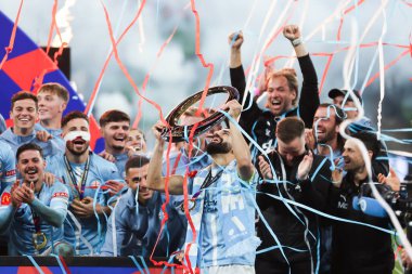 Melbourne City ve Aziz Behich, 31 Mayıs 2025 tarihinde Melbourne, Avustralya 'da Melbourne City ve Melbourne Victory arasında oynanan A-League Erkekler Grand Final maçını kutladılar..