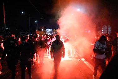 MELBOURNE, AUSTRALIA - 31 Mayıs: Melbourne Victory taraftarları 31 Mayıs 2025 tarihinde Melbourne, Avustralya 'da Melbourne City ile Melbourne Victory arasında oynanan A-League Mens Grand Final karşılaşması öncesinde Swan St ve Olympic Bulvarı' na yürüdüler..