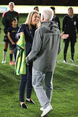 MELBOURNE, AUSTRALIA - 30 Mayıs: Avustralya teknik direktörü Tom Sermanni, 30 Mayıs 2025 tarihinde Avustralya 'nın Melbourne kentindeki Marvel Stadyumu' nda Avustralyalı Matildas ve Arjantin arasında oynanan uluslararası dostluk maçı öncesinde forma ile ödüllendirildi..