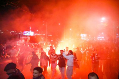 MELBOURNE, AUSTRALIA - 31 Mayıs: Melbourne Victory taraftarları 31 Mayıs 2025 tarihinde Melbourne, Avustralya 'da Melbourne City ile Melbourne Victory arasında oynanan A-League Mens Grand Final karşılaşması öncesinde Swan St ve Olympic Bulvarı' na yürüdüler..