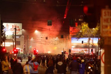 MELBOURNE, AUSTRALIA - 31 Mayıs: Melbourne Victory taraftarları 31 Mayıs 2025 tarihinde Melbourne, Avustralya 'da Melbourne City ile Melbourne Victory arasında oynanan A-League Mens Grand Final karşılaşması öncesinde Swan St ve Olympic Bulvarı' na yürüdüler..