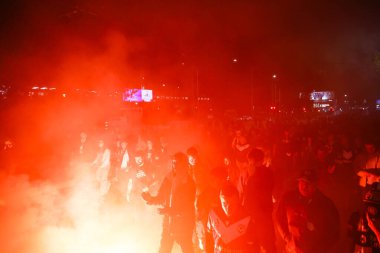 MELBOURNE, AUSTRALIA - 31 Mayıs: Melbourne Victory taraftarları 31 Mayıs 2025 tarihinde Melbourne, Avustralya 'da Melbourne City ile Melbourne Victory arasında oynanan A-League Mens Grand Final karşılaşması öncesinde Swan St ve Olympic Bulvarı' na yürüdüler..