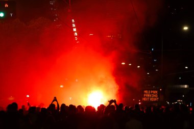 MELBOURNE, AUSTRALIA - 31 Mayıs: Melbourne Victory taraftarları 31 Mayıs 2025 tarihinde Melbourne, Avustralya 'da Melbourne City ile Melbourne Victory arasında oynanan A-League Mens Grand Final karşılaşması öncesinde Swan St ve Olympic Bulvarı' na yürüdüler..