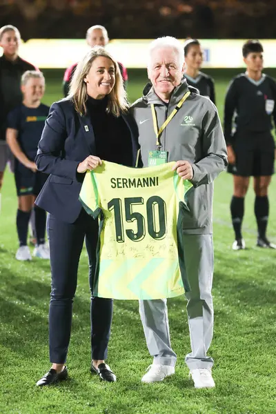 MELBOURNE, AUSTRALIA - 30 Mayıs: Avustralya teknik direktörü Tom Sermanni, 30 Mayıs 2025 tarihinde Avustralya 'nın Melbourne kentindeki Marvel Stadyumu' nda Avustralyalı Matildas ve Arjantin arasında oynanan uluslararası dostluk maçı öncesinde forma ile ödüllendirildi..