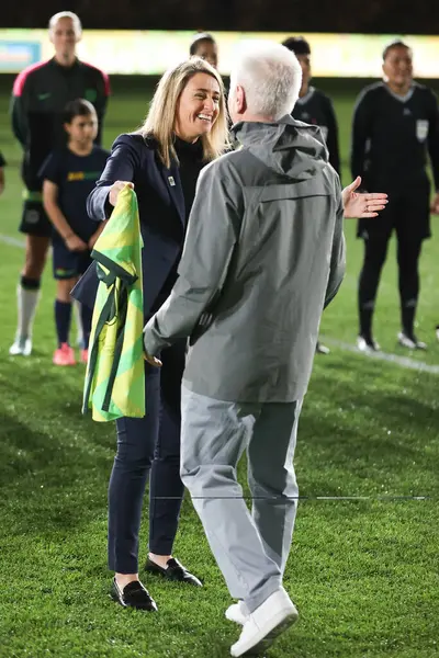 MELBOURNE, AUSTRALIA - 30 Mayıs: Avustralya teknik direktörü Tom Sermanni, 30 Mayıs 2025 tarihinde Avustralya 'nın Melbourne kentindeki Marvel Stadyumu' nda Avustralyalı Matildas ve Arjantin arasında oynanan uluslararası dostluk maçı öncesinde forma ile ödüllendirildi..