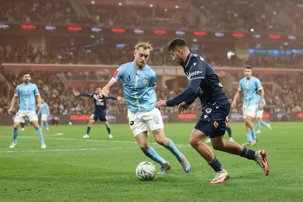 MELBOURNE, AUSTRALIA - 31 Mayıs: Melbourne City 'li Nathaniel Atkinson, Melbourne Zaferi' nden Zinedine Machach ile 31 Mayıs 2025 tarihinde Melbourne City ile Melbourne Parkı 'nda oynanan A-League Erkekler Grand Final karşılaşmasında mücadele etti.