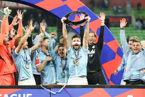 MELBOURNE, AUSTRALIA - 31 Mayıs: Melbourne City 'li Mathew Leckie Melbourne City ile Melbourne City arasındaki A-League Erkekler Grand Final maçını kazandıktan sonra 31 Mayıs 2025' te, Avustralya 'nın Melbourne kentinde.