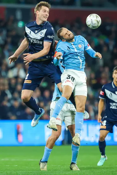 MELBOURNE, AUSTRALIA - 31 Mayıs: Melbourne Victory 'den Lachlan Jackson, Melbourne City' den Harry Politidis ile 31 Mayıs 2025 'te AAMI Park' ta oynanan Melbourne City ve Melbourne Victory arasında oynanan A-League Mens Grand Final maçında başlık için yarışıyor.