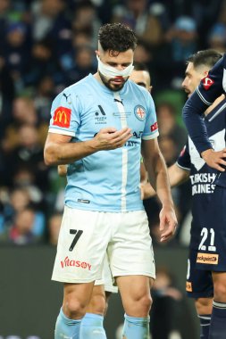 Melbourne City 'li Mathew Leckie, Melbourne City ile Melbourne City arasındaki 31 Mayıs 2025' te Melbourne, Avustralya 'daki Melbourne Park' ta oynanan A-League Erkekler Grand Final maçında sakatlığını denetlemektedir..