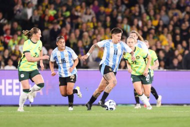 MELBOURNE, AUSTRALIA - 30 Mayıs: Arjantinli Yamila Rodriguez, Avustralya 'nın Melbourne kentinde 30 Mayıs 2025 tarihinde Avustralya Matildas ile Arjantin arasında oynanan uluslararası dostluk karşılaşmasında topla birlikte koşuyor..