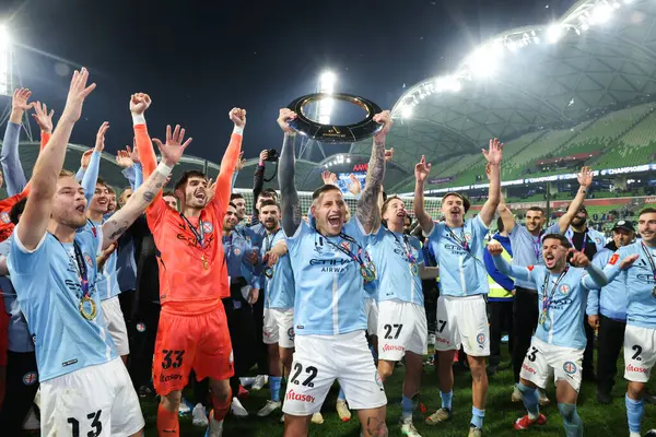 Melbourne City taraftarları 31 Mayıs 2025 'te Melbourne City ile Melbourne City arasındaki A-League Mens Grand Final maçını AAMI Park' ta kazanmalarını kutladılar..