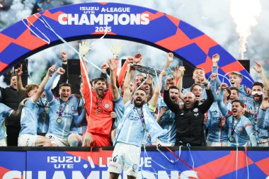 Melbourne City ve Aziz Behich, 31 Mayıs 2025 tarihinde Melbourne, Avustralya 'da Melbourne City ve Melbourne Victory arasında oynanan A-League Erkekler Grand Final maçını kutladılar..