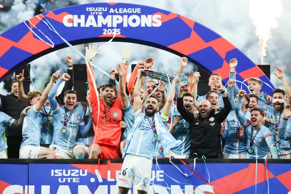 Melbourne City ve Aziz Behich, 31 Mayıs 2025 tarihinde Melbourne, Avustralya 'da Melbourne City ve Melbourne Victory arasında oynanan A-League Erkekler Grand Final maçını kutladılar..