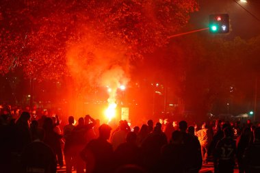 MELBOURNE, AUSTRALIA - 31 Mayıs: Melbourne Victory taraftarları 31 Mayıs 2025 tarihinde Melbourne, Avustralya 'da Melbourne City ile Melbourne Victory arasında oynanan A-League Mens Grand Final karşılaşması öncesinde Swan St ve Olympic Bulvarı' na yürüdüler..