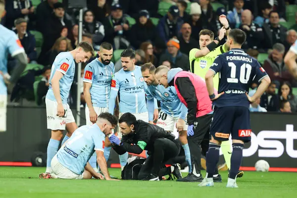MELBOURNE, AUSTRALIA - 31 Mayıs: Melbourne City 'li Mathew Leckie, 31 Mayıs 2025 tarihinde Melbourne City ile Melbourne City arasındaki A-League Erkekler Grand Final karşılaşmasında sakatlandı..
