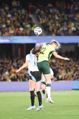 Avustralyalı Michelle Heyman, 30 Mayıs 2025 tarihinde Avustralya 'nın Melbourne kentinde oynanan Marvel Stadyumu' nda Avustralyalı Matildas ile Arjantin arasında oynanan uluslararası dostluk karşılaşmasında Arjantinli Sophia Braun ile topa liderlik ediyor..