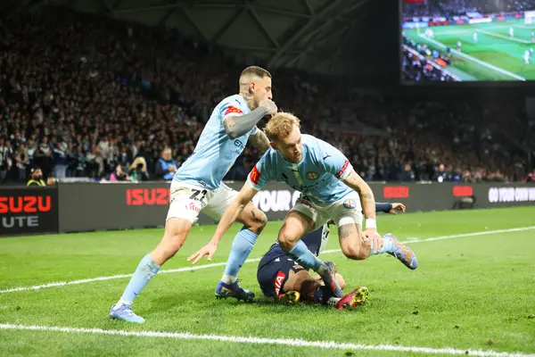 MELBOURNE, AUSTRALIA - 31 Mayıs: Alman Ferreyra ve Melbourne City 'li Nathaniel Atkinson, Melbourne Victory' li Daniel Arzani ile 31 Mayıs 2025 'te Melbourne City ile Melbourne City arasındaki A-League Erkekler Grand Final karşılaşmasında