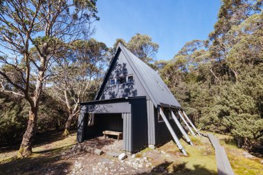 Scott Kilvert Anıt Kulübesi Rodway Gölü yakınlarındaki Cradle Dağı, Tazmanya, Avustralya 'da sıcak bir sonbahar sabahı