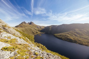 Günbatımına yakın sıcak bir sonbahar öğleden sonra Cradle Mountain, Tazmanya, Avustralya 'da Dove Lake ve Cradle Mountain.