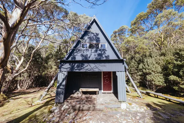 Scott Kilvert Anıt Kulübesi Rodway Gölü yakınlarındaki Cradle Dağı, Tazmanya, Avustralya 'da sıcak bir sonbahar sabahı