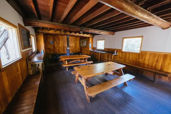 Scott Kilvert Anıt Kulübesi Rodway Gölü yakınlarındaki Cradle Dağı, Tazmanya, Avustralya 'da sıcak bir sonbahar sabahı