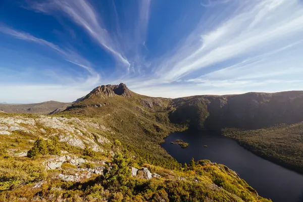 Hansons Tepesi 'nden Cradle Dağı' na ve Dove Gölü 'ne doğru sıcak bir sonbahar öğleden sonra Cradle Dağı, Tazmanya, Avustralya' da günbatımına doğru manzara