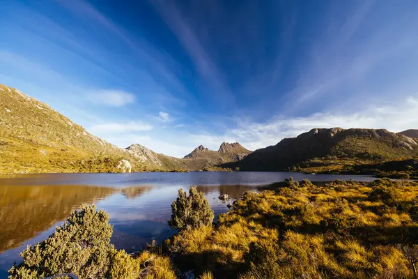 Günbatımına yakın sıcak bir sonbahar öğleden sonra Cradle Mountain, Tazmanya, Avustralya 'da Dove Lake ve Cradle Mountain.