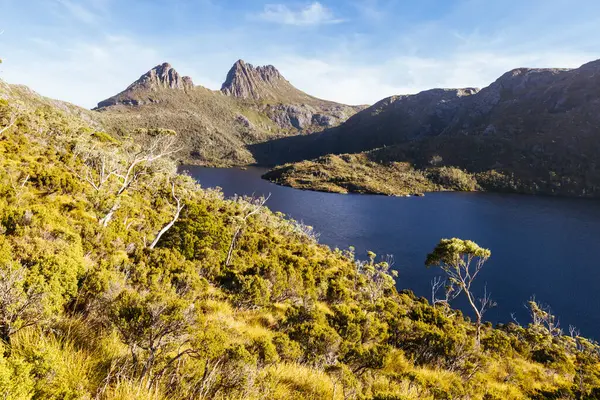 Günbatımına yakın sıcak bir sonbahar öğleden sonra Cradle Mountain, Tazmanya, Avustralya 'da Dove Lake ve Cradle Mountain.