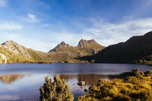 Günbatımına yakın sıcak bir sonbahar öğleden sonra Cradle Mountain, Tazmanya, Avustralya 'da Dove Lake ve Cradle Mountain.