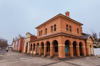 Victoria, Avustralya 'da soğuk bir kış sabahı Ballarat yakınlarındaki tarihi Creswick kasabasında bir postane.