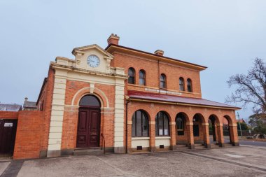 Victoria, Avustralya 'da soğuk bir kış sabahı Ballarat yakınlarındaki tarihi Creswick kasabasında bir postane.
