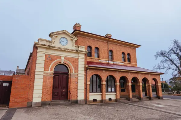Victoria, Avustralya 'da soğuk bir kış sabahı Ballarat yakınlarındaki tarihi Creswick kasabasında bir postane.