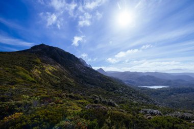 Avustralya, Tazmanya 'da sıcak bir sonbahar sabahında Cradle Dağı' ndaki Overland Pisti kavşağının yakınında Rodway Gölü.