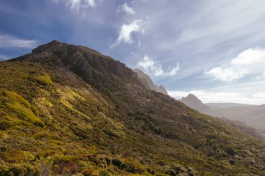 Avustralya, Tazmanya 'da sıcak bir sonbahar sabahında Cradle Dağı' ndaki Overland Pisti kavşağının yakınında Rodway Gölü.