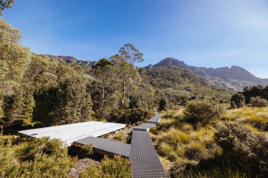 Cradle Dağı, Tazmanya, Avustralya 'da, sıcak bir sonbahar sabahı Rodway Gölü yakınlarındaki Scott Kilvert Memorial Hut' taki helikopter pisti ve kamp alanları.