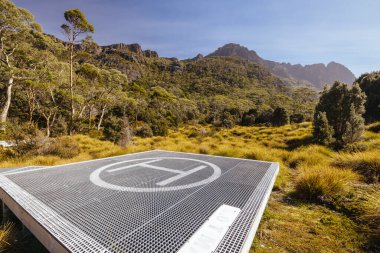 Cradle Dağı, Tazmanya, Avustralya 'da, sıcak bir sonbahar sabahı Rodway Gölü yakınlarındaki Scott Kilvert Memorial Hut' taki helikopter pisti ve kamp alanları.