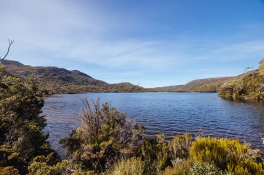 Scott Kilvert Memorial Hut yakınlarındaki Cradle Mountain, Tazmanya, Avustralya 'da sıcak bir sonbahar sabahı bulunan Rodway Gölü.