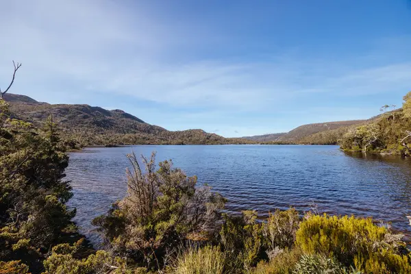 Scott Kilvert Memorial Hut yakınlarındaki Cradle Mountain, Tazmanya, Avustralya 'da sıcak bir sonbahar sabahı bulunan Rodway Gölü.
