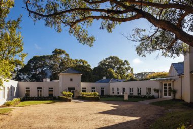 RED HILL, AUSTRALYA - 10 Mayıs 2025: Lancemore Lindenderry Red Hill binaları ve Avustralya 'nın Victoria kentindeki Mornington Yarımadası' nda sıcak bir sonbahar öğleden sonra çevresi