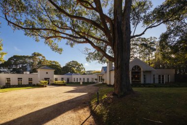 RED HILL, AUSTRALYA - 10 Mayıs 2025: Lancemore Lindenderry Red Hill binaları ve Avustralya 'nın Victoria kentindeki Mornington Yarımadası' nda sıcak bir sonbahar öğleden sonra çevresi