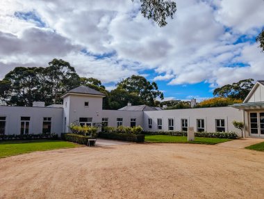 RED HILL, AUSTRALYA - 9 Mayıs 2025: Lancemore Lindenderry Red Hill binaları ve Avustralya 'nın Victoria kentindeki Mornington Yarımadası' nda sıcak bir sonbahar öğleden sonra çevresi