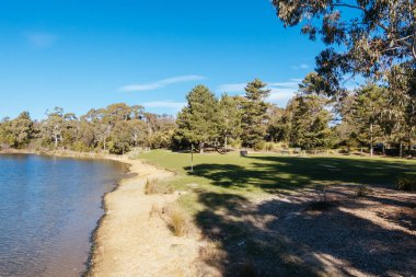Popüler St Georges Gölü soğuk bir kış öğleden sonra Creswick, Victoria, Avustralya 'da
